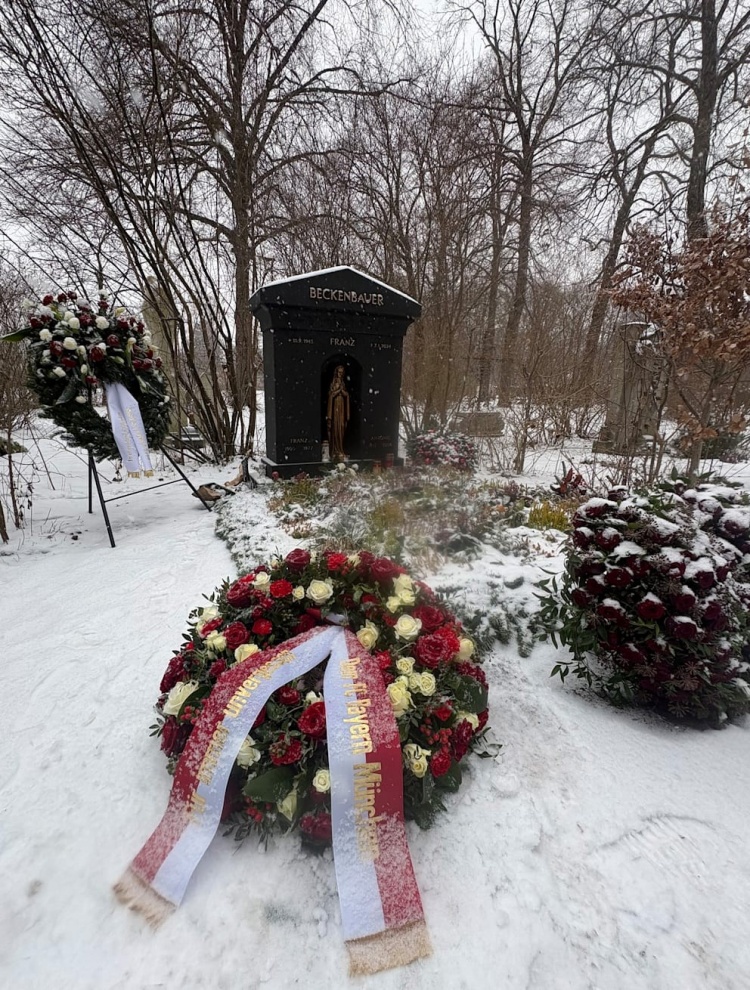 开云APP-图片报：在贝肯鲍尔逝世两周年之际，拜仁为他的墓地献上新花圈