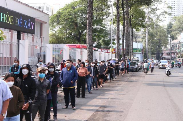 开云体育-范志毅看过来②排队抢购亚冠球票的越南大妈